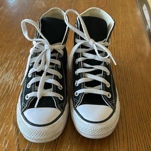 Black converse, women’s size 6.